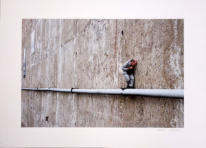 z Isaac Cordal “On the Edge” 50 x 70 cm Edition of 10